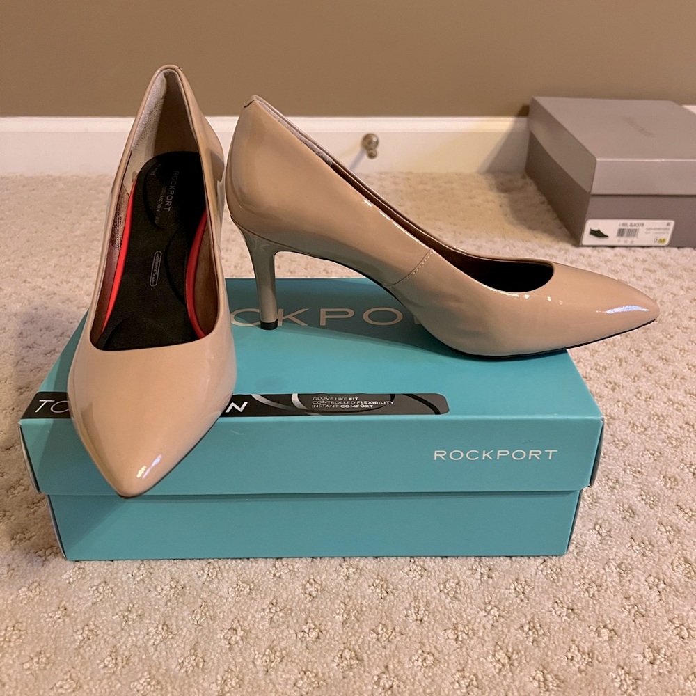 Rockport patent leather pump in taupe/tan - size 8.5